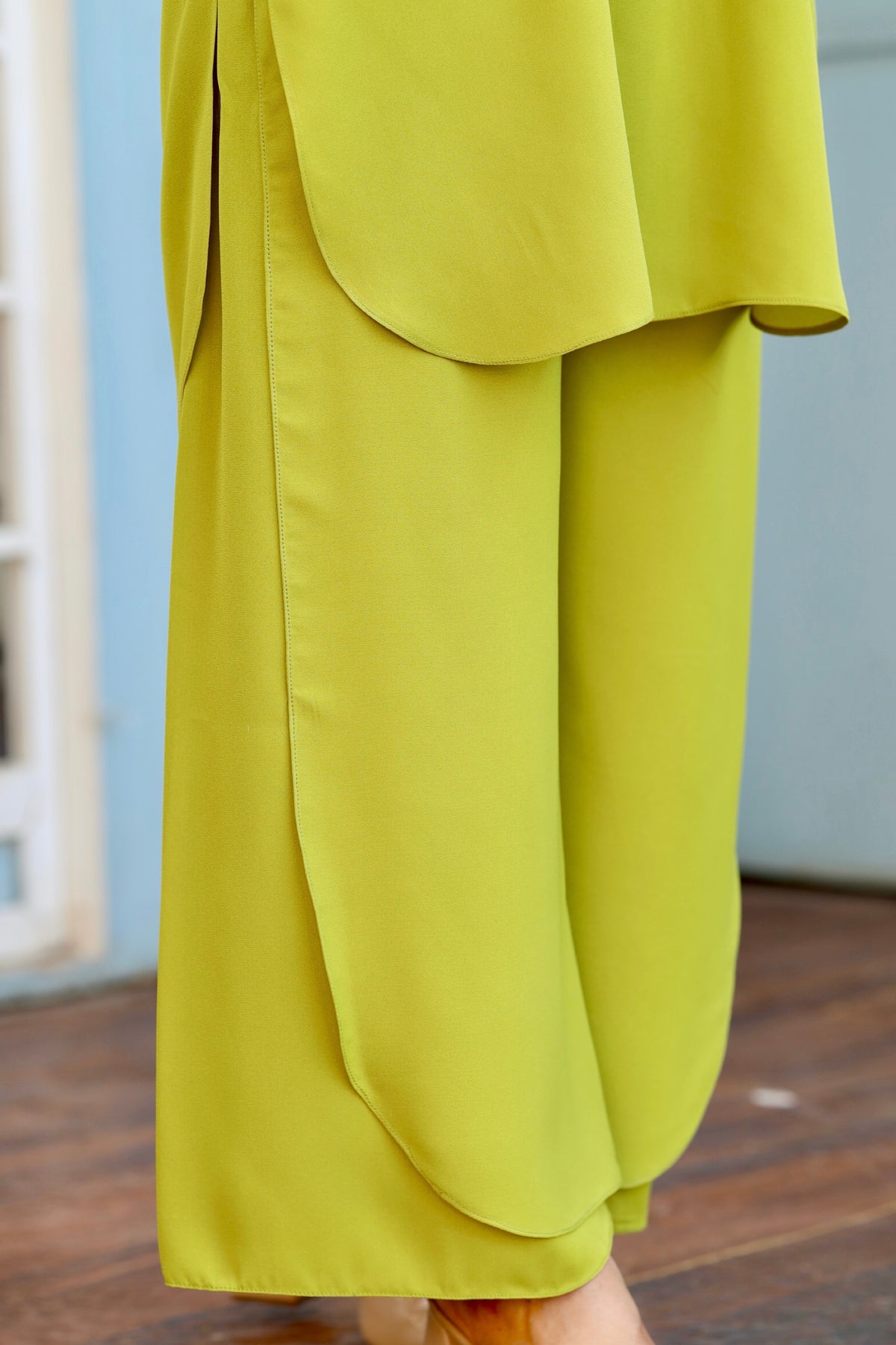 Parrot shirt & tulip culottes